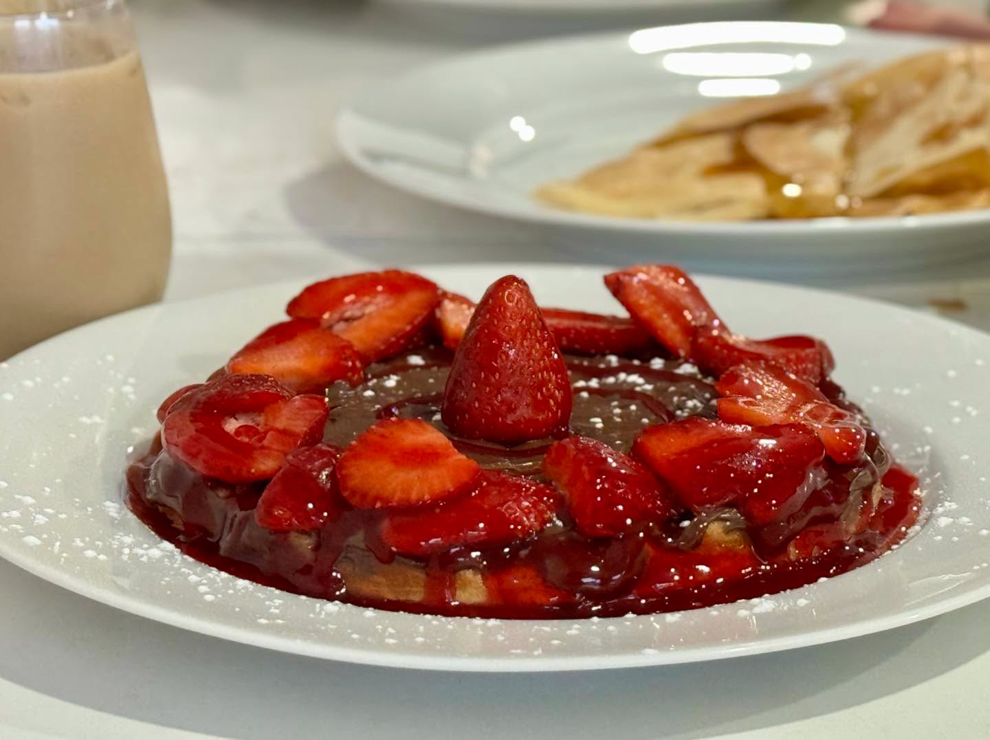 Pile de crêpes aux fraises